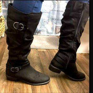 Women’s knee high Black boots ~size 8